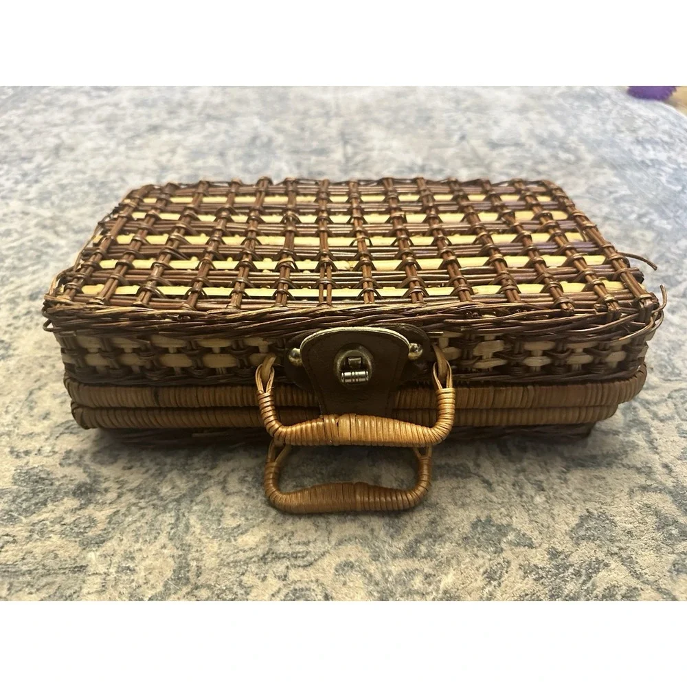 Woven Wicker Carrying Case Lunch Picnic Basket Leather Latch Brown Vintage 50's